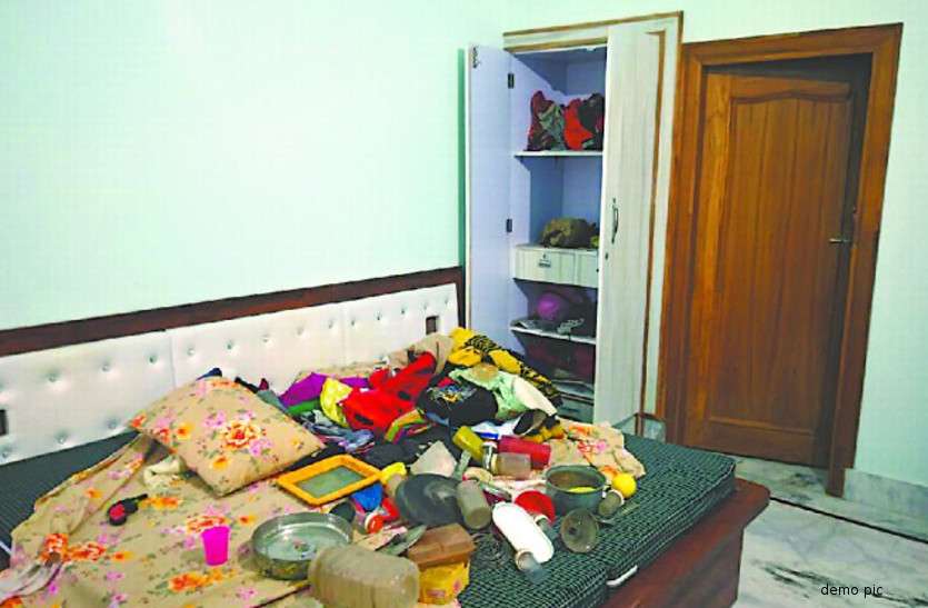 कमरे का ताला टूटा देख महिला के उड़ गए होश, भीतर झांककर देखा तो सोने-चांदी समेत 12 हजार रुपए थे गायब कमरे का ताला टूटा देख महिला के उड़ गए होश, भीतर झांककर देखा तो सोने-चांदी समेत 12 हजार रुपए थे गायब