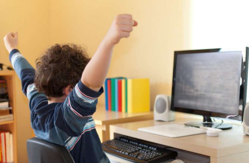 Digital Learning लॉकडाउन : डिजिटल कोर्सेस से पढ़ रहे बच्चे