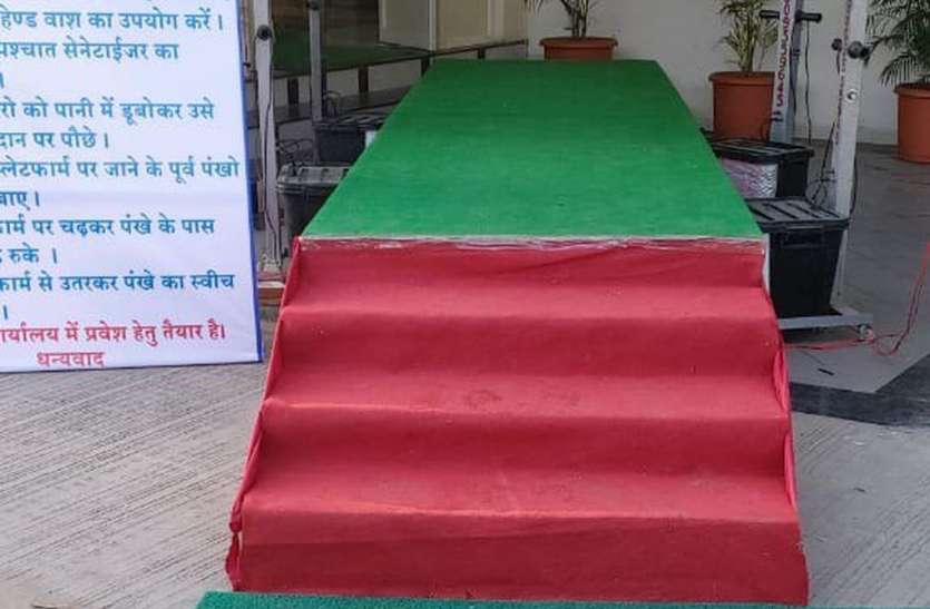 पुलिस का अभिनव प्रयोग : ड्यूटी पर आते-जाते वक्त खुद को सेनेटाइज कर रहे पुलिसकर्मी पुलिस का अभिनव प्रयोग : ड्यूटी पर आते-जाते वक्त खुद को सेनेटाइज कर रहे पुलिसकर्मी