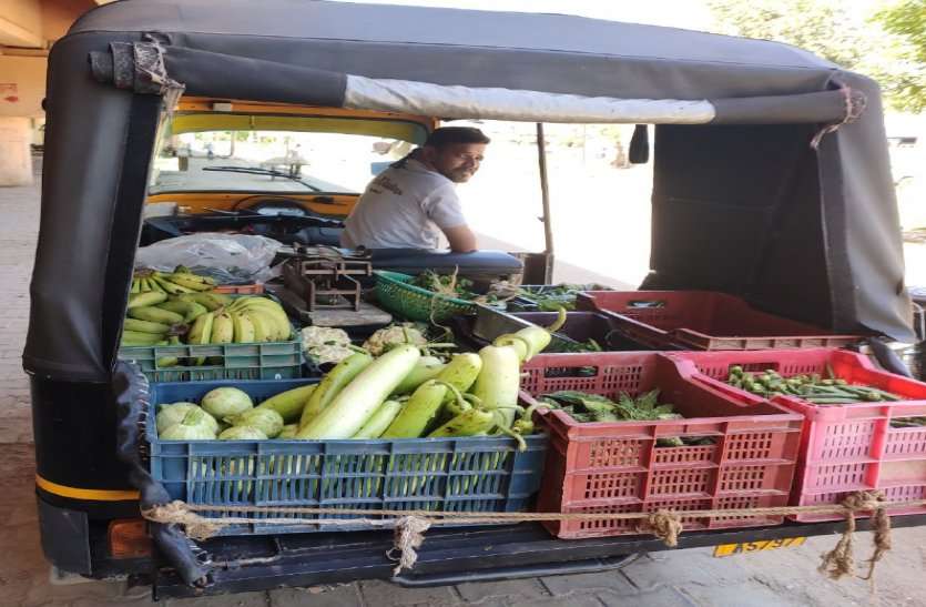 Auto Drivers Start Selling Vegetables During Lock Down लॉक डाउन के चलते नहीं मिल रही सवारियां तो ऑटो चालकों ने शुरू किया नया रोजगार, अब बेच रहे सब्जी