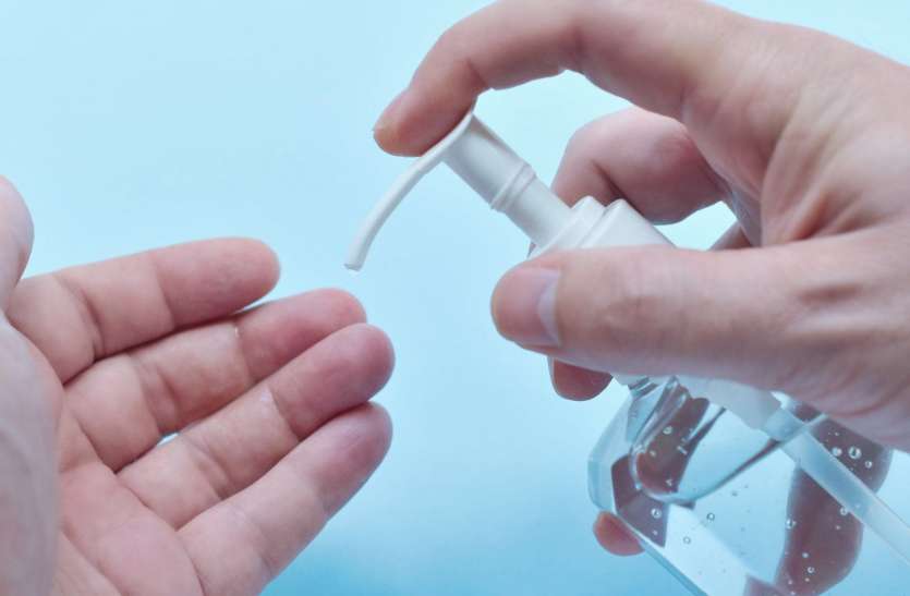 Hand Sanitiser पाकिस्तानी शख्स ने ATM से चुराया हैंड सैनेटाइजर, सोशल मीडिया पर भारतीयों ने उड़ाया जबरदस्त मजाक.. देखें Video