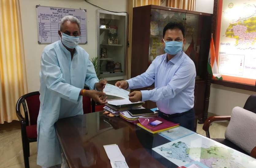 Congress leader Guman Singh gave 51 thousand rupees to Red Cross Society and gave its check to Collector SB Singh. कांग्रेस नेता ने 51 हजार रुपये रेडक्रास सोसायटी को दिया