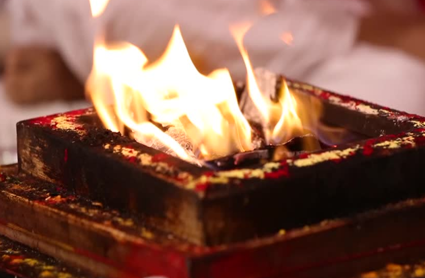 लड़की ने ठुकराया प्रेम प्रस्ताव, गुस्साए युवक ने गुप्तांग काटकर किया हवन कुंड के हवाले लड़की ने ठुकराया प्रेम प्रस्ताव, गुस्साए युवक ने गुप्तांग काटकर किया हवन कुंड के हवाले