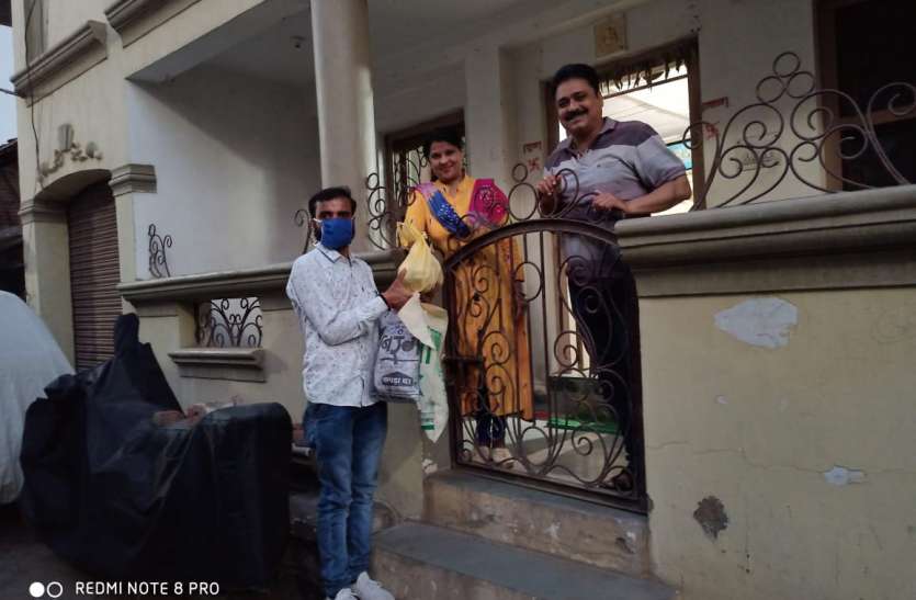 लोग मदद के लिए आगे आ रहे, दे रहे घरों से भोजन पैकेट लोग मदद के लिए आगे आ रहे, दे रहे घरों से भोजन पैकेट