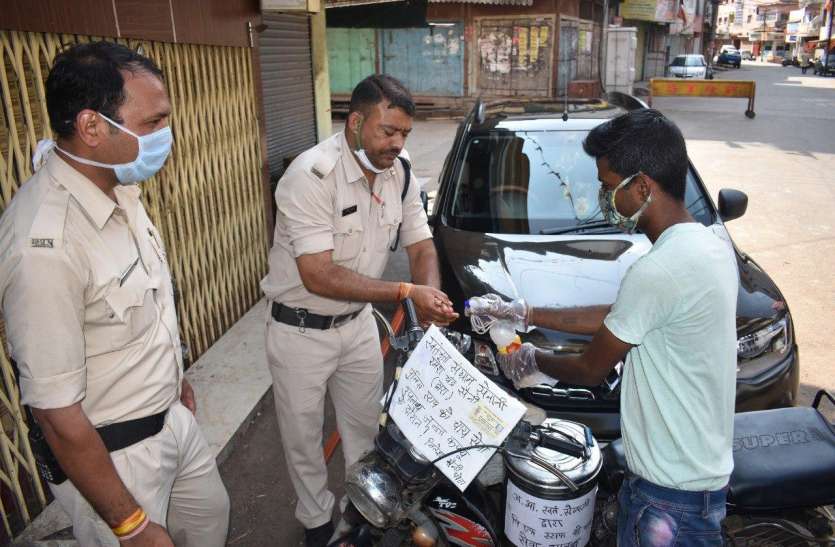 पुलिस ने पांजरा में भीड़ को फटकार लगाकर घरों में लौटाया पुलिस ने पांजरा में भीड़ को फटकार लगाकर घरों में लौटाया