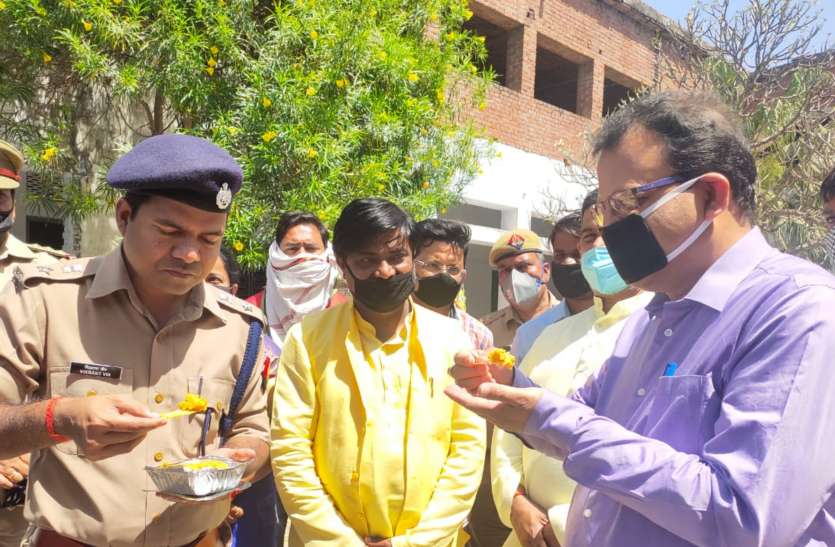 कोविड-19 - कानपुर से सटे शुक्लागंज में कम्युनिटी किचन का शुभारंभ, भूखे और असहाय के लिए सहारा कोविड-19 - कानपुर से सटे शुक्लागंज में कम्युनिटी किचन का शुभारंभ, भूखे और असहाय के लिए सहारा