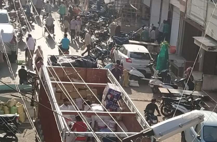 भीड़ के आगे प्रशासन बेबस, समझाइश देने में लगे रहे पुलिसकर्मी भीड़ के आगे प्रशासन बेबस, समझाइश देने में लगे रहे पुलिसकर्मी