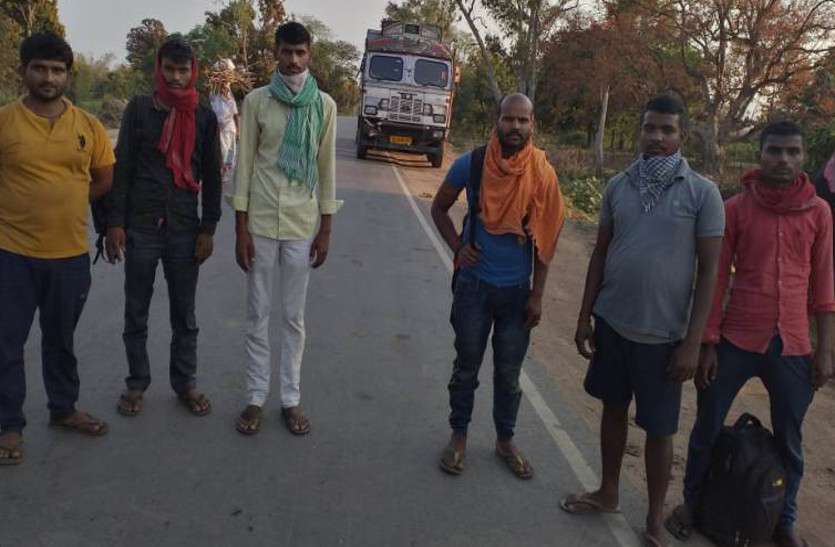 रोजी-रोटी के लिए बाहर कमाने गए छह मजदूर ट्रक पर सवार होकर लौट रहे थे गांव, हाटी मार्ग पर निरीक्षण दल ने रोका रोजी-रोटी के लिए बाहर कमाने गए छह मजदूर ट्रक पर सवार होकर लौट रहे थे गांव, हाटी मार्ग पर निरीक्षण दल ने रोका