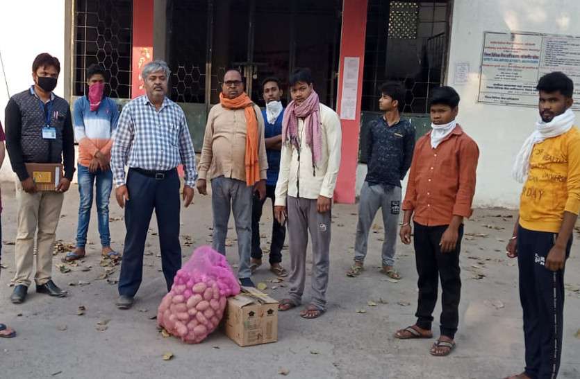 चांपा में फंसे गिरिडीह जिले के 14 कामगारों का प्रशासन ने जाना हाल, 50 किलो चावल के साथ दिए गए ये सामान चांपा में फंसे गिरिडीह जिले के 14 कामगारों का प्रशासन ने जाना हाल, 50 किलो चावल के साथ दिए गए ये सामान