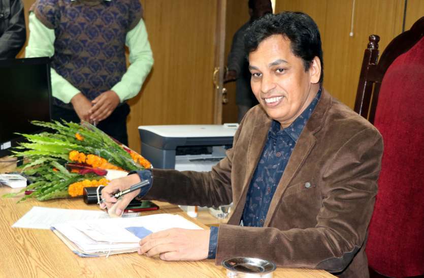 nsp_collector_deepak_saxena.jpg सरकार बदलते ही निरंकुश हुए कलेक्टर दीपक सक्सेना