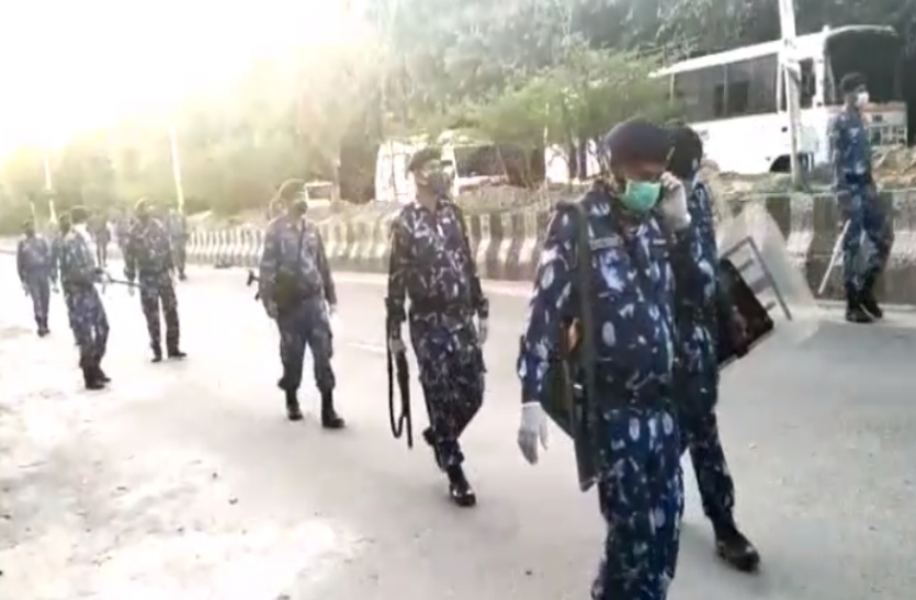 police.png Noida: पैरामिलेट्री फोर्स ने सड़कों पर उतर किया एनाउसमेंट, बाहर निकलने पर 14 दिन के लिए किया जाएगा क्वारंटाइन