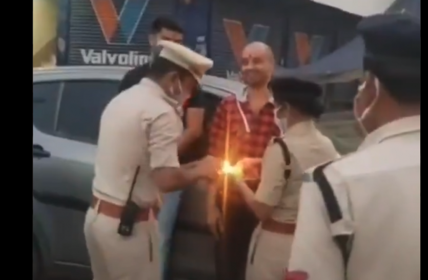 Viral Video लॉकडाउन में सैर सपाटे पर निकले थे दो शख्स, पुलिस ने आरती उतारकर किया सरेआम शर्मिंदा... देखें Viral Video