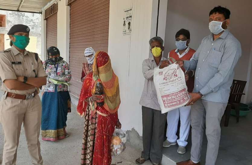 1100 packets of food material handed over to the panchayat भामाशाह ने ली ग्राम पंचायत गोद
