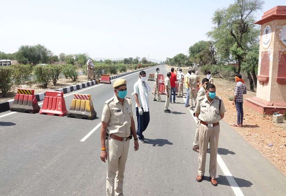 बेरिकेड्स लगाकर की नाकाबंदी, सीमा पर भी तैनात रहा पुलिस जाप्ता