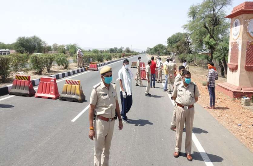 बेरिकेड्स लगाकर की नाकाबंदी, सीमा पर भी तैनात रहा पुलिस जाप्ता बेरिकेड्स लगाकर की नाकाबंदी, सीमा पर भी तैनात रहा पुलिस जाप्ता