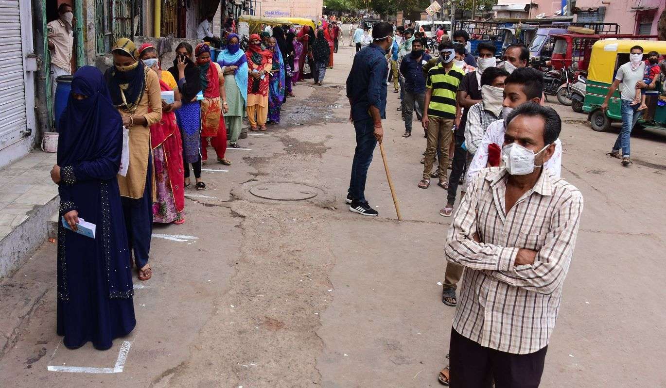 जनधन के लिए लम्बी कतार... जनधन के लिए लम्बी कतार...