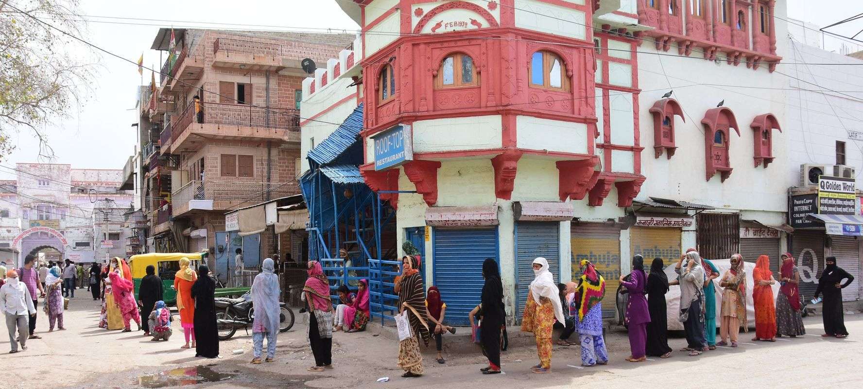 जनधन के लिए महिलाओं की लम्बी कतार... जनधन के लिए महिलाओं की लम्बी कतार...