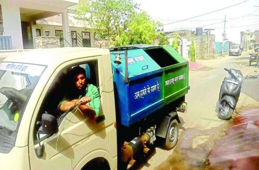 चारदीवारी में कर्फ्यू के दौरान गलियों में लगा कचरे का अंबार, सताने लगा संक्रमण और बीमारियों का डर चारदीवारी में कर्फ्यू के दौरान गलियों में लगा कचरे का अंबार, सताने लगा संक्रमण और बीमारियों का डर