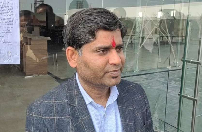 Alwar Collector Issue Notice To Behror SDM And ANM Of Milakpur Village बहरोड़ कोरोना पॉजिटिव के मामले को जिला कलक्टर ने माना लापरवाही, बहरोड़ SDM और पीड़ित की ANM माँ को थमाया नोटिस