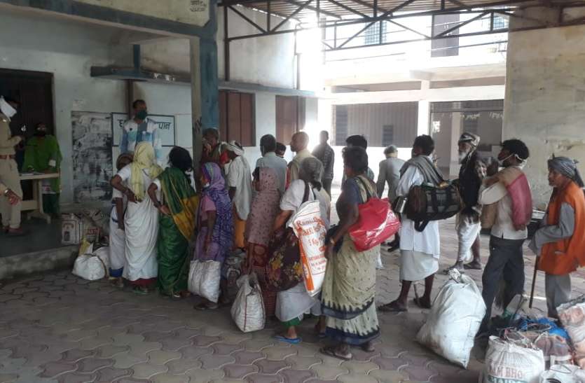 मजदूरों का रैन बसेरा पढ़े, राउंड पर निकली एएसपी को भटके मिले मजदूर, रैन बसेरा में रूकवाया