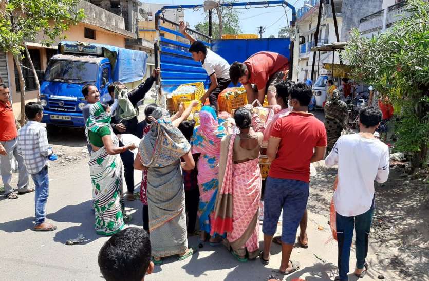 परेशान हो रहे हैं 21 परिवार के सौ से अधिक सदस्य मंडी के पास तंबू में रहने वाले परिवारों के पास राशन खत्म
