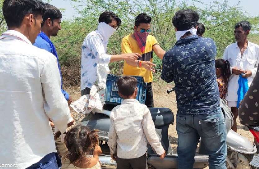 जरूरतमंदों को भोजन पहुंचाने में मददगारों का बढ़ रहा कारवां जरूरतमंदों को भोजन पहुंचाने में मददगारों का बढ़ रहा कारवां
