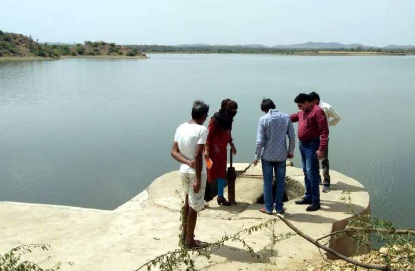 गोकुलपुरा बांध का विकास अधिकारी ने किया निरीक्षण, अधिकारियों को दिए निर्देश गोकुलपुरा बांध का विकास अधिकारी ने किया निरीक्षण, अधिकारियों को दिए निर्देश