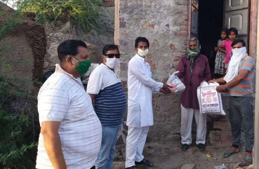 जरूरतमंदों को तत्काल उपलब्ध करा रहे राशन जरूरतमंदों को तत्काल उपलब्ध करा रहे राशन