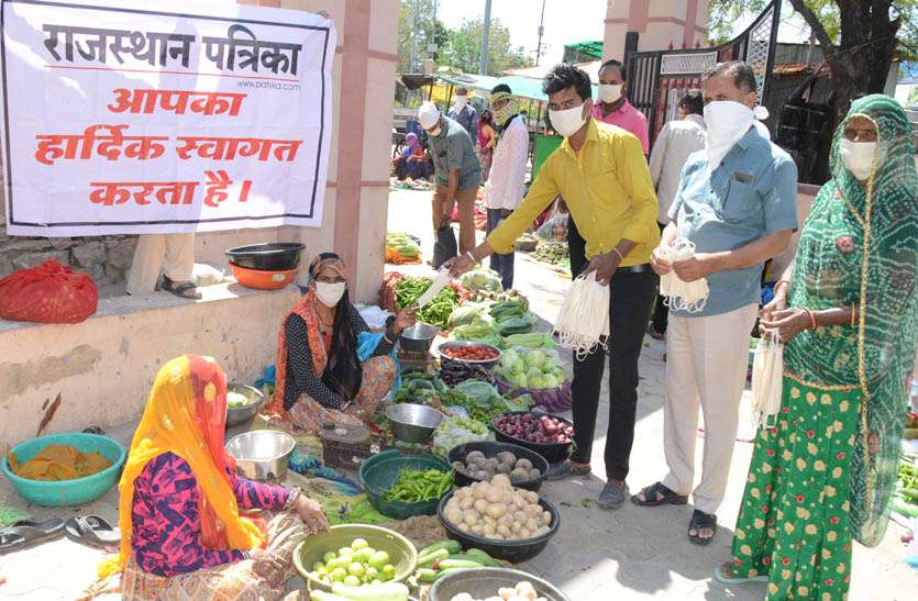 सिलाई की दुकान वाला राजू सैनी बांट चुका दो हजार मास्क, लोगों को भी कर रहा है जागरूक सिलाई की दुकान वाला राजू सैनी बांट चुका दो हजार मास्क, लोगों को भी कर रहा है जागरूक
