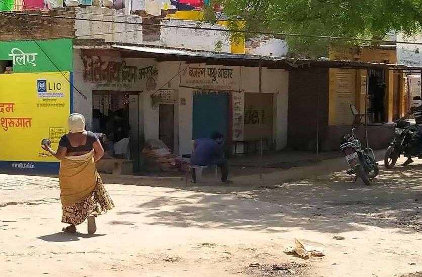 टेकनपुर में तीसरे दिन भी रहा दहशत का माहौल, कमांडेंट के बेटे समेत 26 लोगों की रिपोर्ट का इंतजार टेकनपुर में तीसरे दिन भी रहा दहशत का माहौल, कमांडेंट के बेटे समेत 26 लोगों की रिपोर्ट का इंतजार