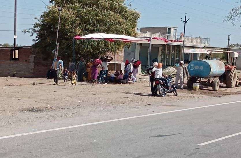 मजदूरों को रास्ते में ही छोड़कर भागे वाहन चालक, प्रशासन ने जुटाई व्यवस्था मजदूरों को रास्ते में ही छोड़कर भागे वाहन चालक, प्रशासन ने जुटाई व्यवस्था