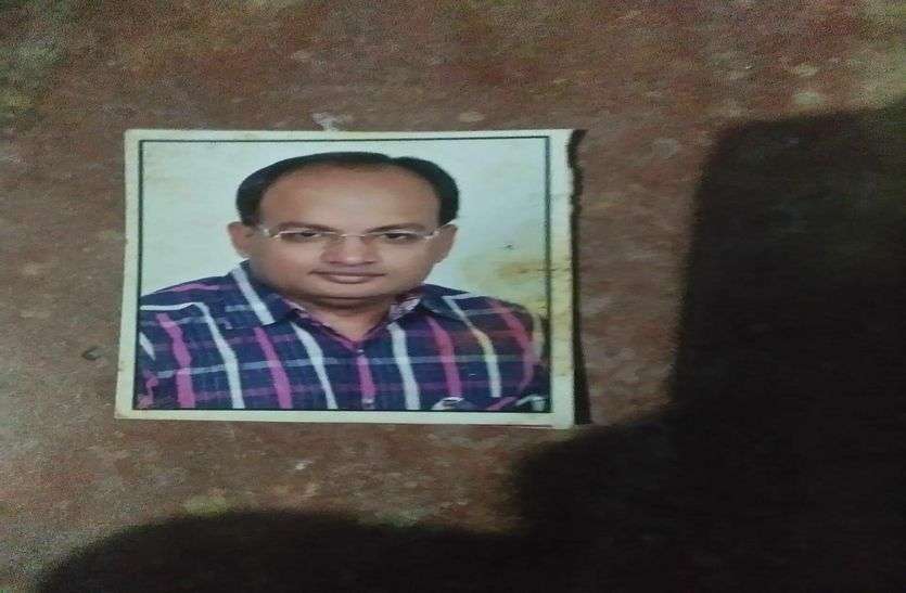 पिता के मौत की सूचना के बाद भी डॉक्टर ने किया कर्तव्य पूरा पिता के मौत की सूचना के बाद भी डॉक्टर ने किया कर्तव्य पूरा