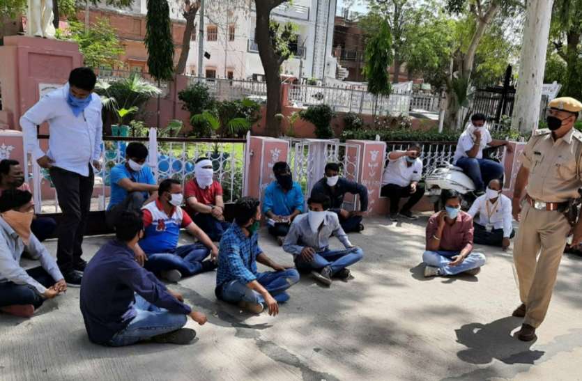 सूचियों पर बवाल, पार्षद बैठे धरने पर सूचियों पर बवाल, पार्षद बैठे धरने पर
