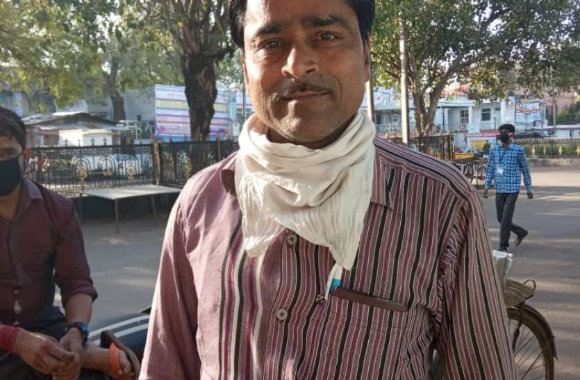 कोरोना संक्रमण रोकने के लिए लगे लॉक डाउन के बीच अखबार लेकर घर-घर पहुंच रहे हॉकर्स कोरोना संक्रमण रोकने के लिए लगे लॉक डाउन के बीच अखबार लेकर घर-घर पहुंच रहे हॉकर्स