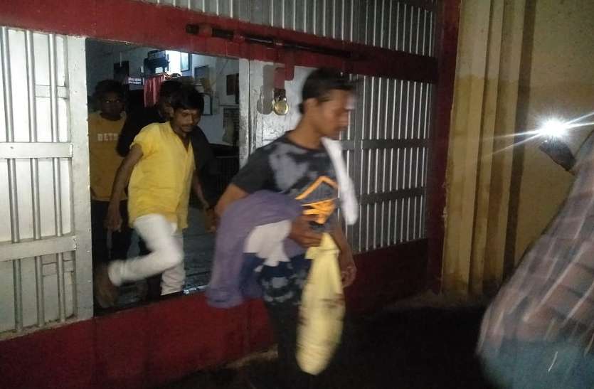 Prisoners coming out of jail. कोरोना का असर, 44 कैदियों को मिली अंतरिम जमानत