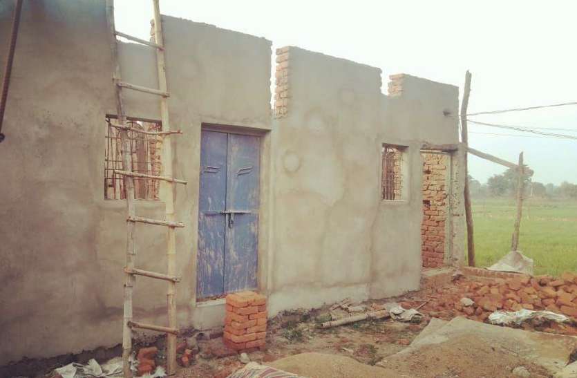 Corona had such an impact on the residence of farmer Ramprasad in village Padwar that there was no roof casting. #corona से टूटा गरीब परिवारों के आवास का सपना, काम रुका तो टूटी उम्मींदें