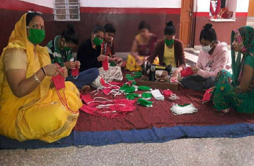 Orphan Girls Making Mask To Prevent Corona Virus Infection कोरोना से बचाव में अनाथ व लावारिस बालिकाएं भी मदद के लिए आगे आई, दिन-रात मास्क बनाने के काम में जुटी बालिकाएं