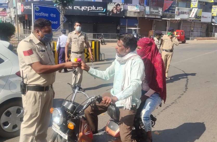 Corona virus : पुलिस ने अपनाई गांधीगिरी Corona virus : पुलिस ने अपनाई गांधीगिरी