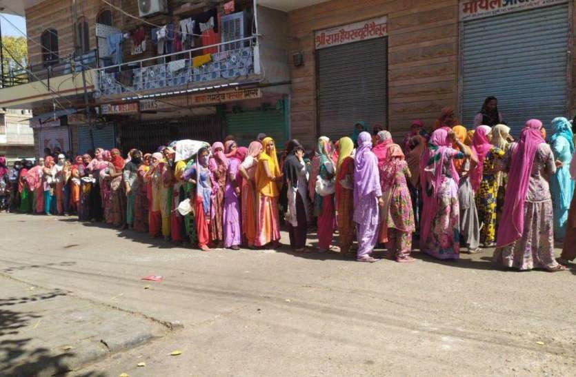 social distancing gets fail at ration shops in jodhpur during lockdown उचित मूल्य दुकानों में लगा मेला...ऐसे में करोना हारेगा नहीं, जीत जाएगा