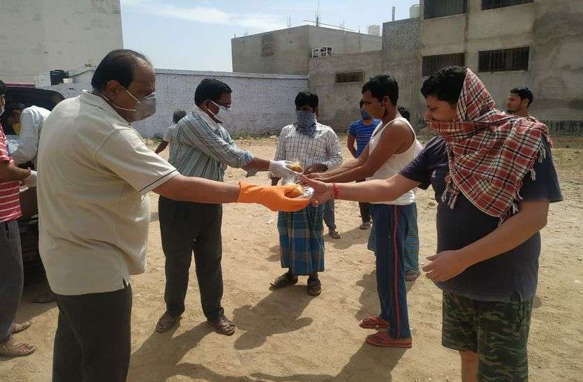कोरोना से जंग : मदद को बढ़ रहे हाथ कोरोना से जंग : मदद को बढ़ रहे हाथ