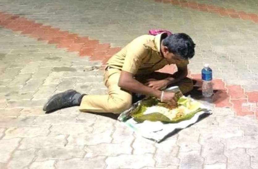 Viral Photos सोशल मीडिया पर वायरल हुई खाना खाते हुए पुलिसकर्मी की तस्वीर, लोग कर रहे हैं सलाम