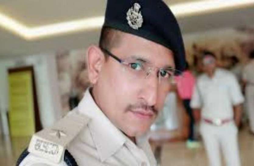 Police Officer पुलिस अफसर ने कोरोना पर गाया ऐसा गाना कि हर कोई कर रहा हैं तारीफ...देखें वायरल वीडियो