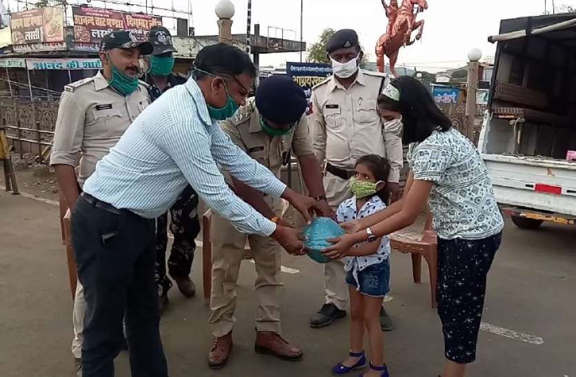 कोरोना के बचाव और गरीबों को खाना मिल सके इस लिए पांच साल की बच्ची ने तोड दिया गुल्लक कोरोना के बचाव और गरीबों को खाना मिल सके इस लिए पांच साल की बच्ची ने तोड दिया गुल्लक,देखें वीडियो