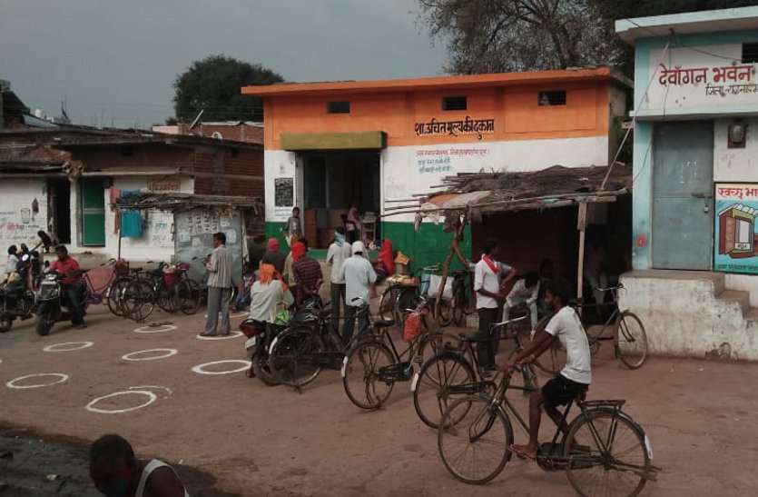 राशन दुकानों में सोशल डिस्टेंस का पालन नहीं, बरती जा रही लापरवाही राशन दुकानों में सोशल डिस्टेंस का पालन नहीं, बरती जा रही लापरवाही