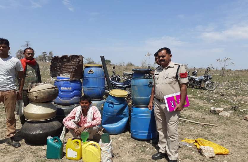 जंगल में बना रहे कच्ची शराब, आ धमकी पुलिस जंगल में बना रहे थे कच्ची शराब, आ धमकी पुलिस