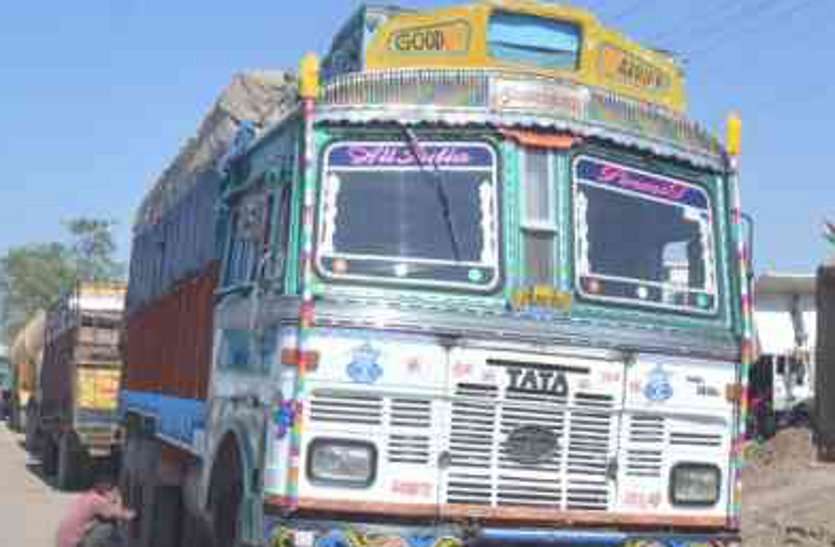 रायपुर : भूपेश सरकार एक और बड़ा फैसला : बस-ट्रक ऑपरेटरों को 331 करोड़ की बकाया टैक्स, ब्याज व पेनाल्टी की माफ रायपुर : भूपेश सरकार एक और बड़ा फैसला : बस-ट्रक ऑपरेटरों को 331 करोड़ की बकाया टैक्स, ब्याज व पेनाल्टी की माफ