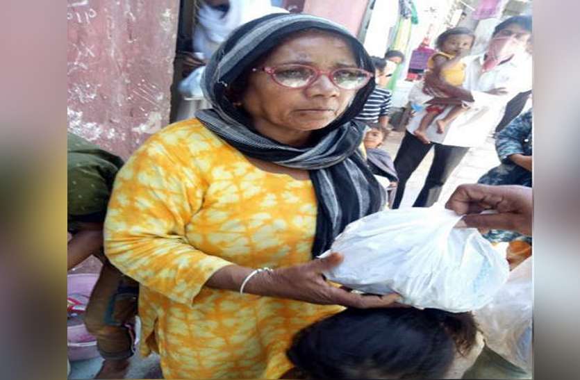 Free Food in Lockdown Coronavirus: मुश्किल घड़ी में बने मददगार ! एक दिन में 49 हजार लोगों तक पहुंचाया खाना