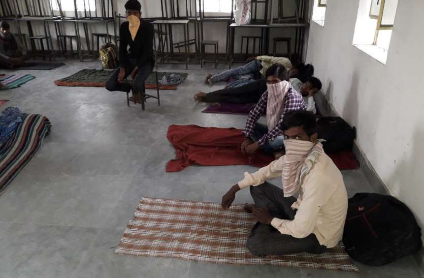 Shelter Home : स्कूलों में ठहराया, लेकिन ओढ़ने—बिछाने को नहीं Shelter Home : स्कूलों में ठहराया, लेकिन ओढ़ने—बिछाने को नहीं