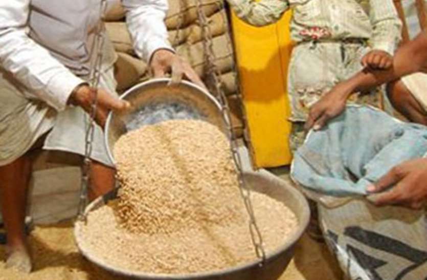 Salesmen disappeared calling food, beneficiaries left sitting for hours नहीं रुक रही लापरवाही: खाद्यान्न के लिए बुलाकर सेल्समैन गायब, घंटों इंतजार में बैठे रह गए हितग्राही