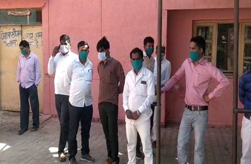 यूपी में कोरोना से हुई पहली मौत, आगरा में मिला एक और कोरोना पॉजिटिव, संक्रमितों की संख्या बढ़कर 104 यूपी में कोरोना से हुई पहली मौत, आगरा में मिला एक और कोरोना पॉजिटिव, संक्रमितों की संख्या बढ़कर 104